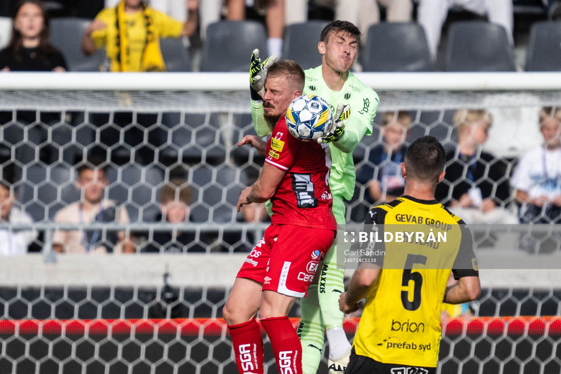 Elfsborgs Per Frick och Häckens målvakt Andreas Linde under fotbollsmatchen i Allsvenskan mellan Häcken och Elfsborg den 14 juli 2024 i Göteborg.