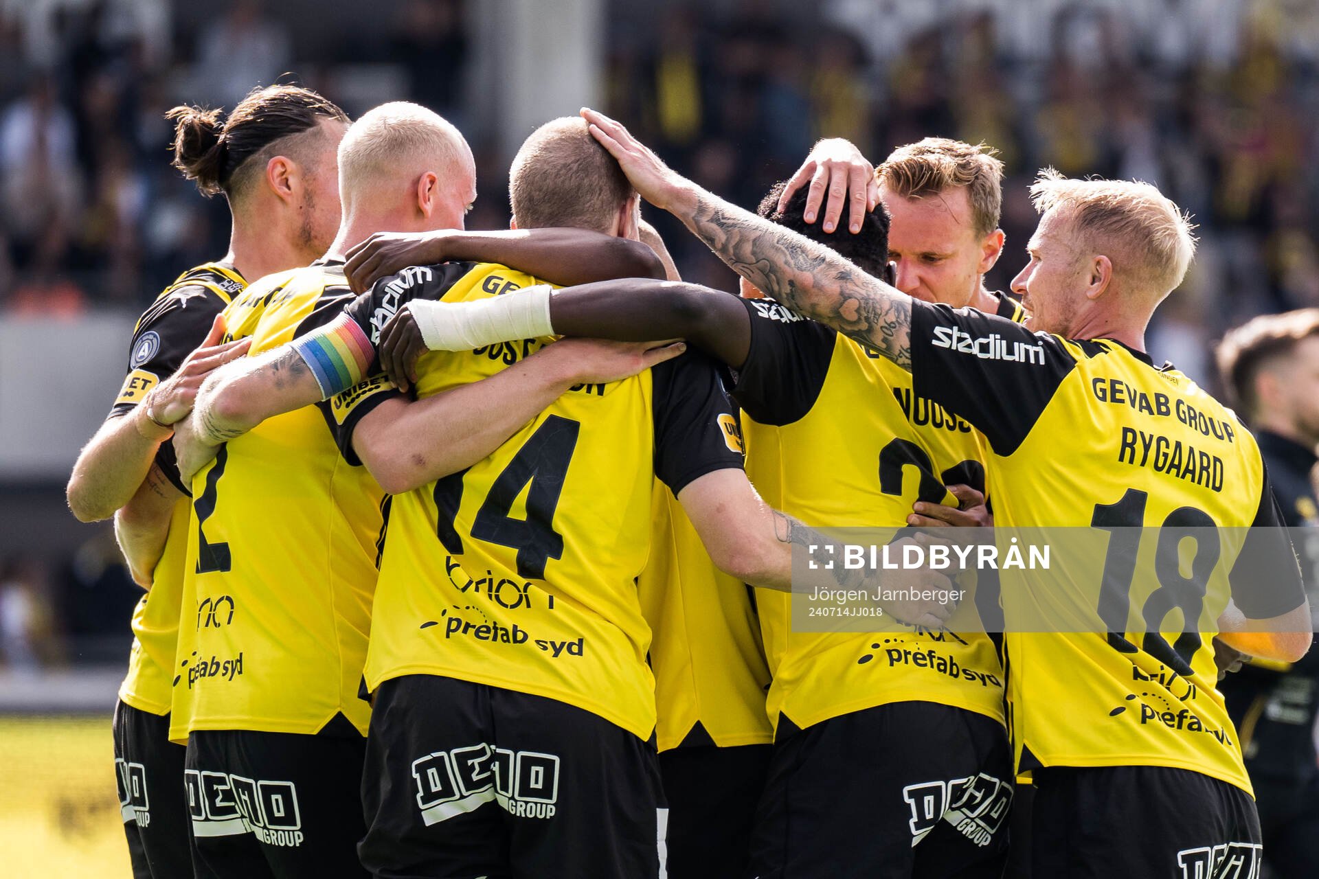Häckens Simon Gustafson jublar med lagkamrater