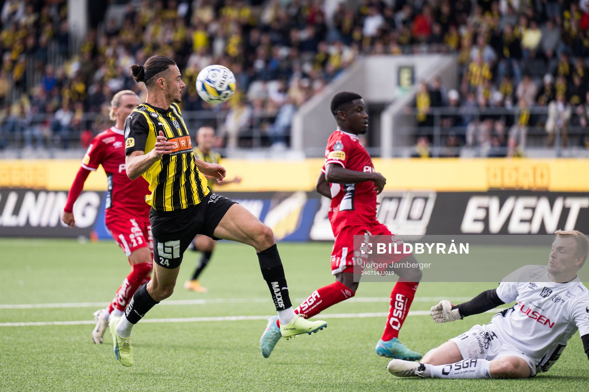Häckens Amor Layouni och Elfsborgs målvakt Isak Pettersson