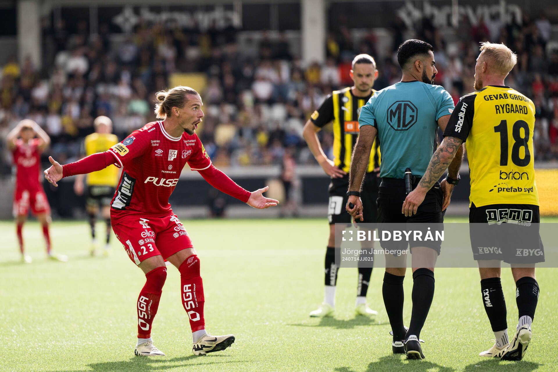 Elfsborgs Niklas Hult reagerar mot domare Mohammed Al-Hakim