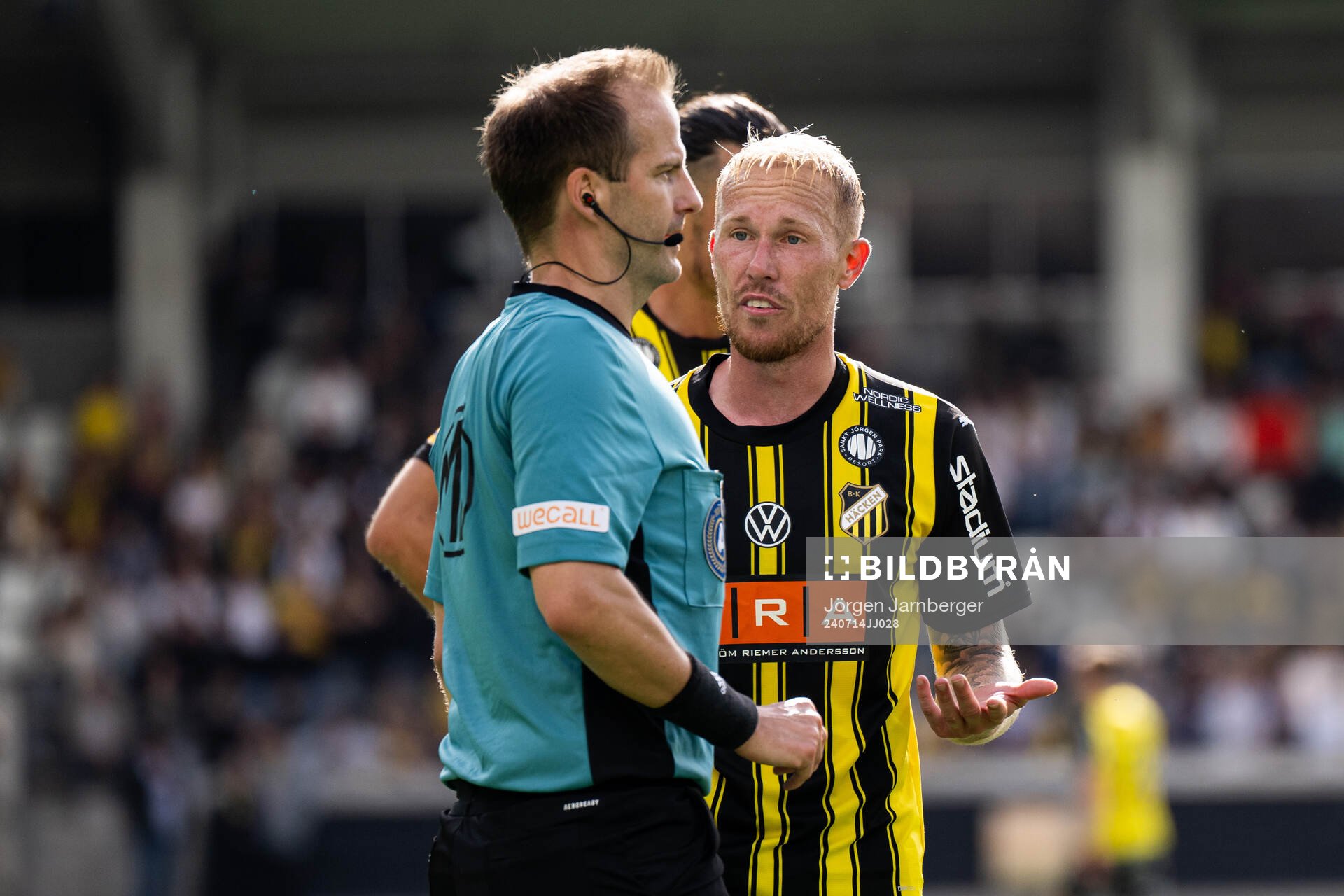 Häckens Mikkel Rygaard Jensen diskuterar med assisterande