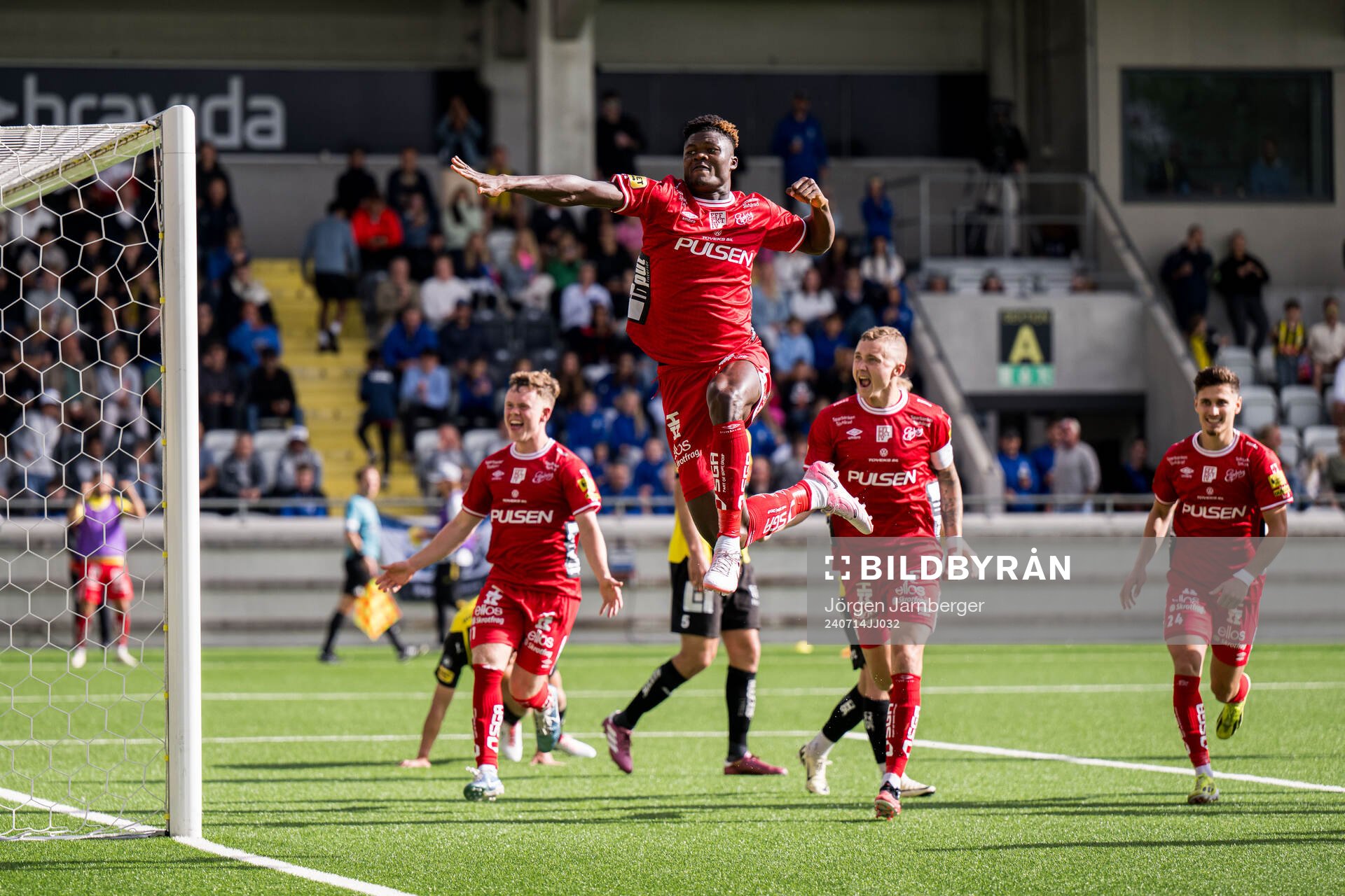 Elfsborgs Terry Yegbe jublar med Eggert Aron Gudmundsson,