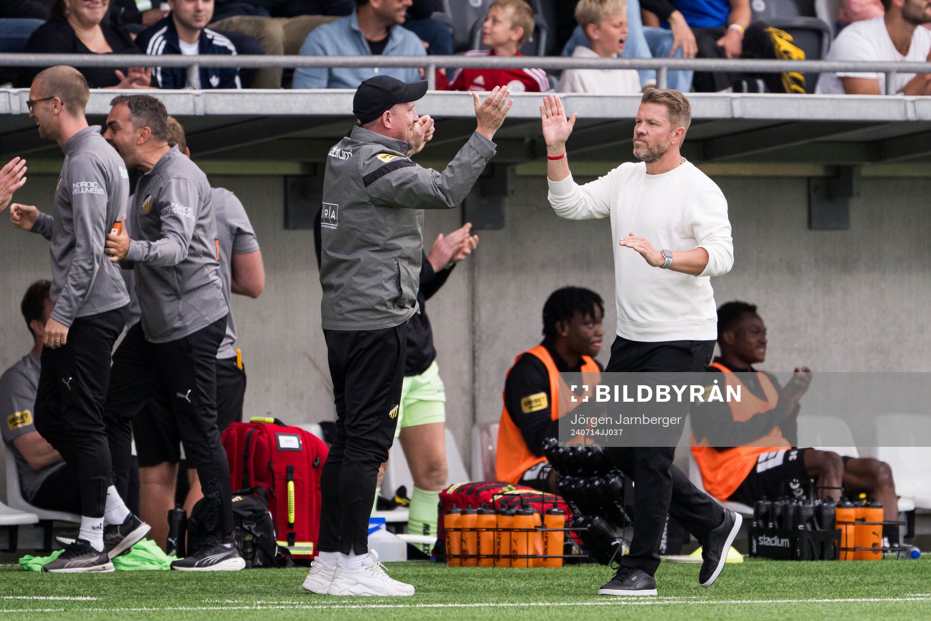 Häckens tränare Pål Arne Johansen jublar