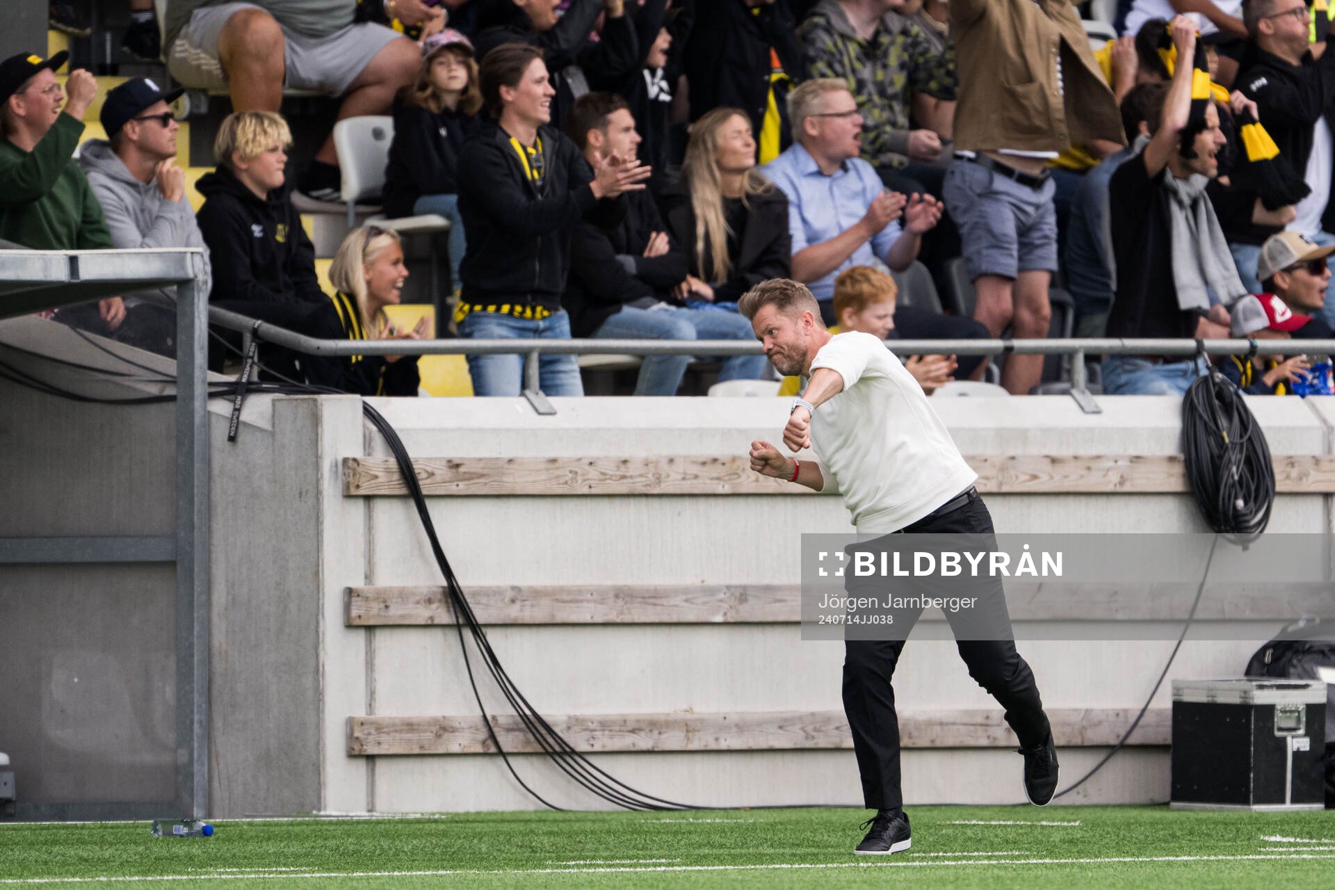 Häckens tränare Pål Arne Johansen jublar