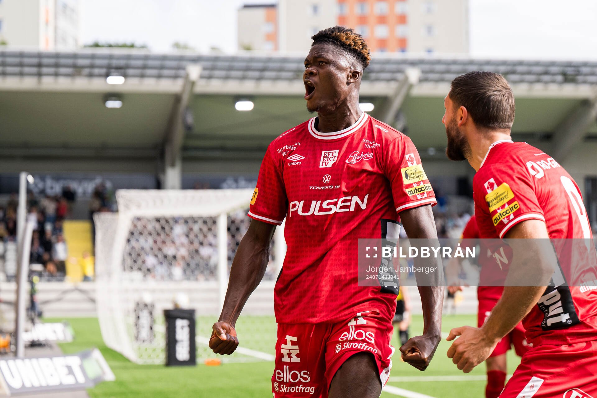 Elfsborgs Terry Yegbe jublar med Arber Zeneli
