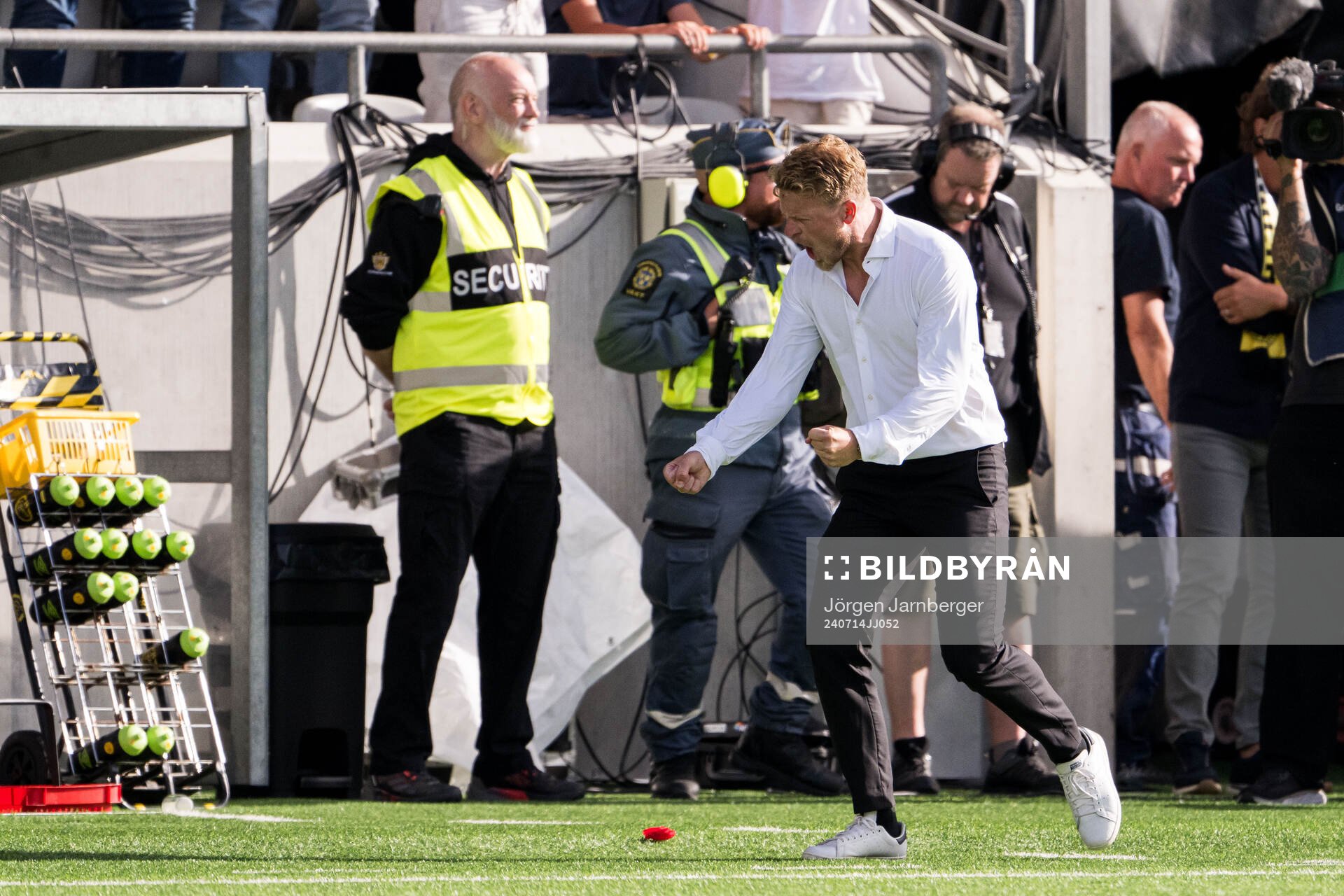 Elfsborgs manager Oscar Hiljemark jublar