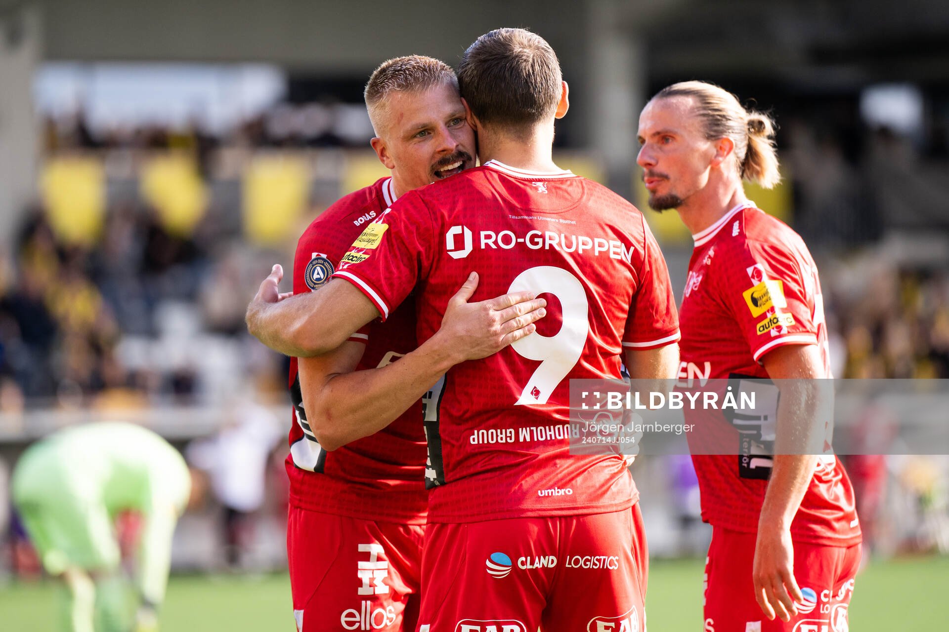 Elfsborgs Per Frick jublar med Arber Zeneli och Niklas Hult