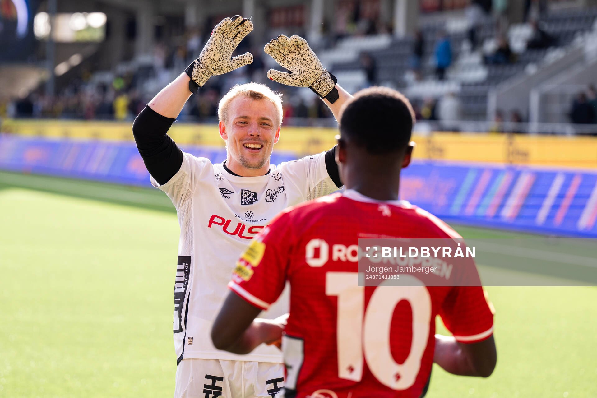 Elfsborgs målvakt Isak Pettersson jublar