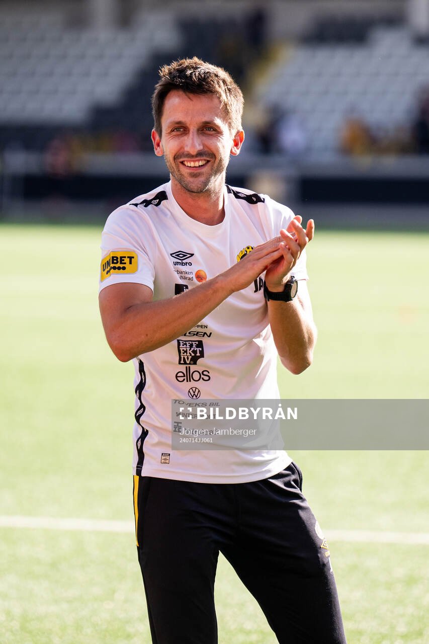 Elfsborgs assisterande tränare Javier Agenjo Duran jublar