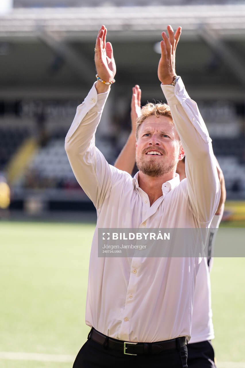 Elfsborgs manager Oscar Hiljemark jublar efter fotbollsmatchen i Allsvenskan mellan Häcken och Elfsborg den 14 juli 2024 i Göteborg. 