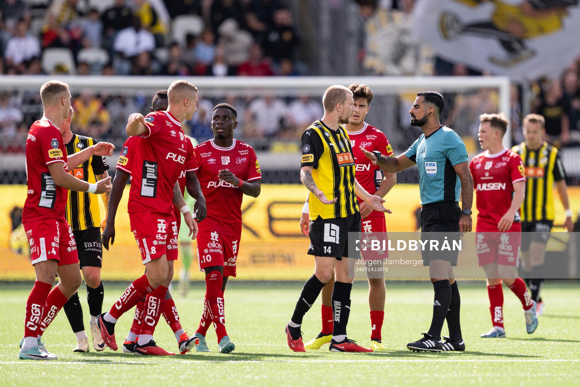 Domare Mohammed Al-Hakim diskuterar med Häckens Simon