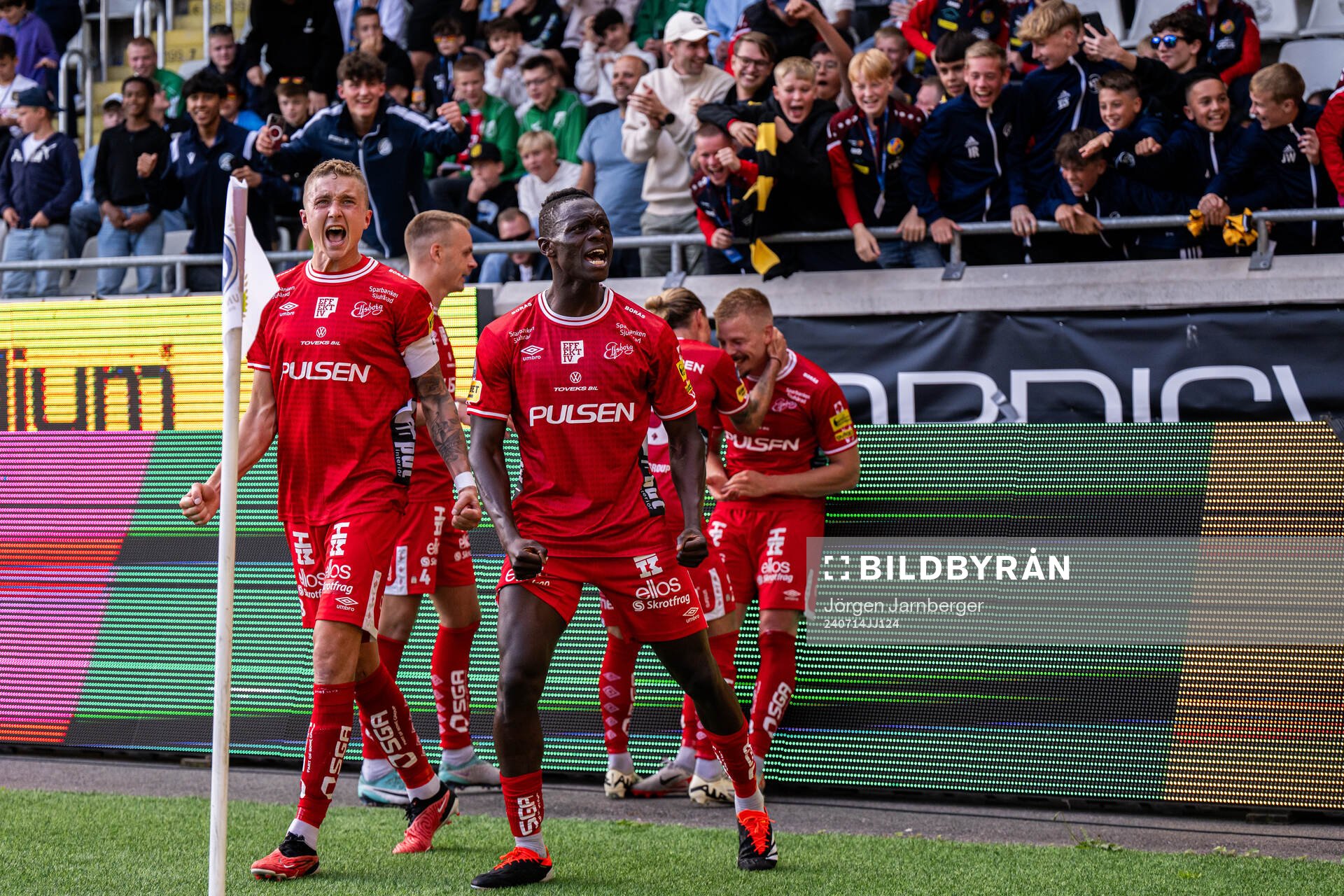 Elfsborgs Sebastian Holmen och Timothy Noor Ouma jublar