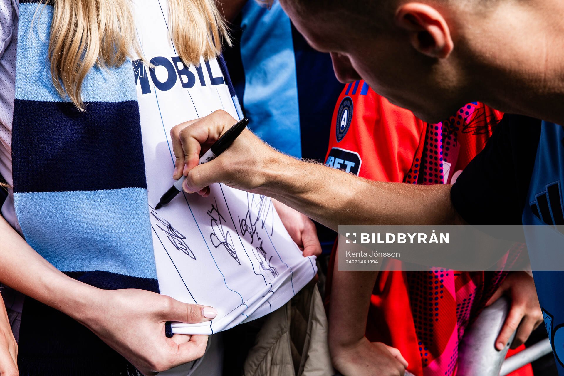 Djurgårdens Samuel Leach Holm skriver autograf på