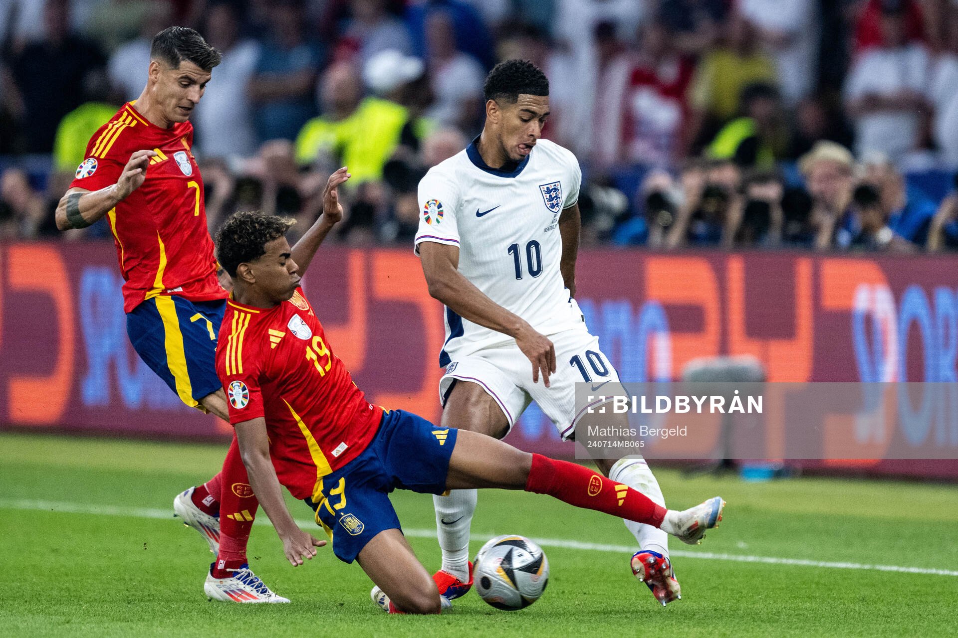 Lamine Yamal of Spain and Jude Bellingham of England