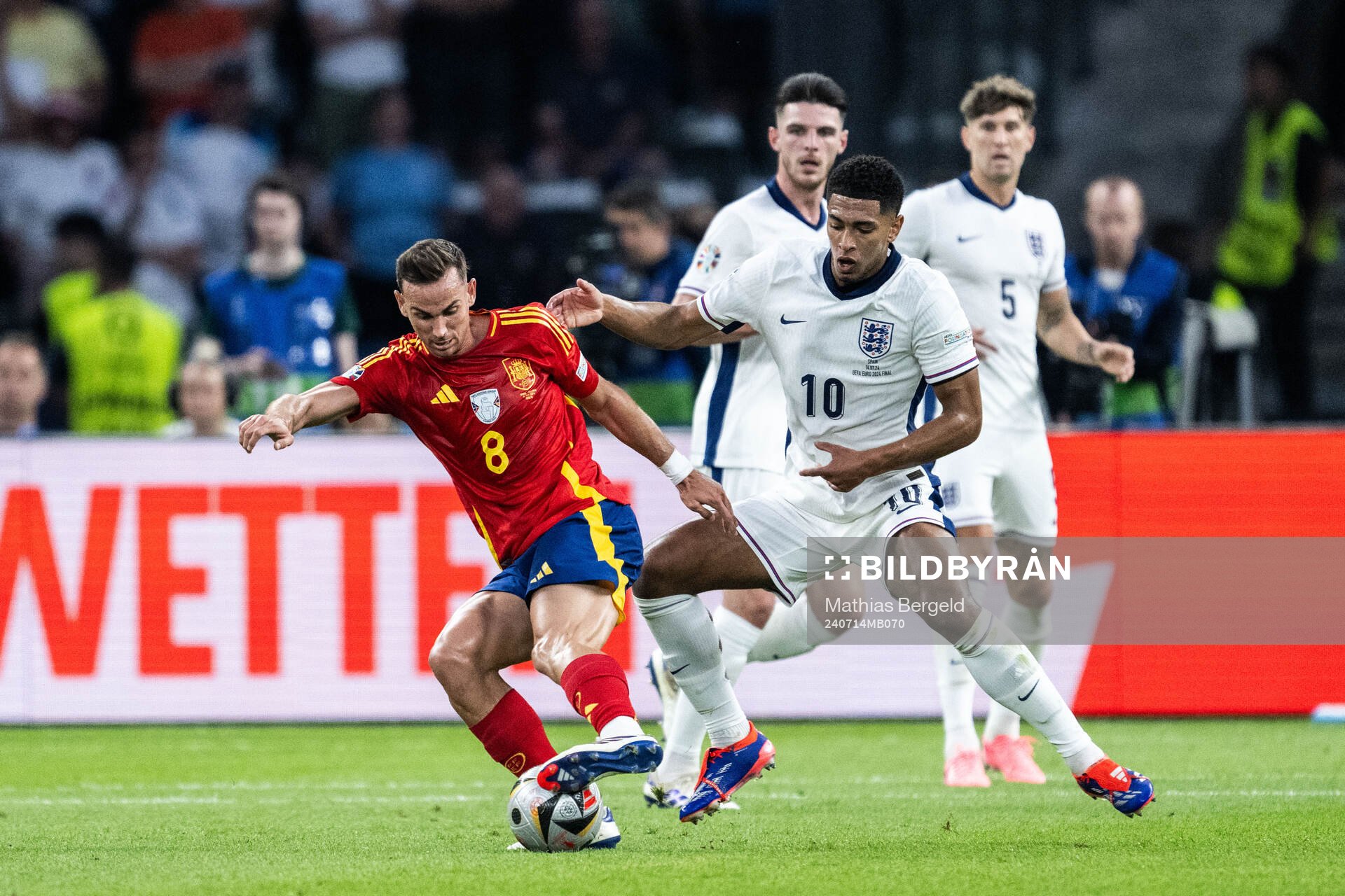 Fabian Ruiz Pena of Spain and Jude Bellingham of England