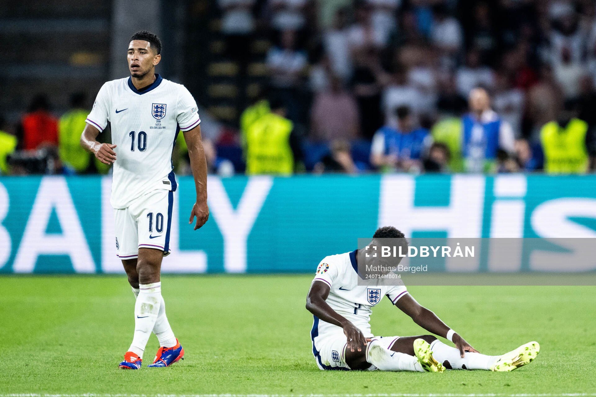 Jude Bellingham and Bukayo Saka of England look dejected