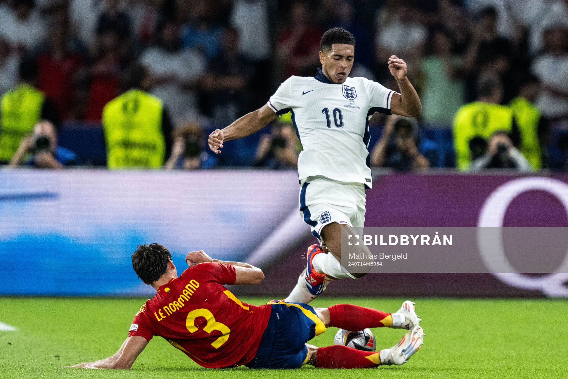 Robin Aime Le Normand Mainfray of Spain and Jude Bellingham of England during the UEFA Euro 2024 Football Championship final between Spain and England on July 14, 2024 in Berlin.