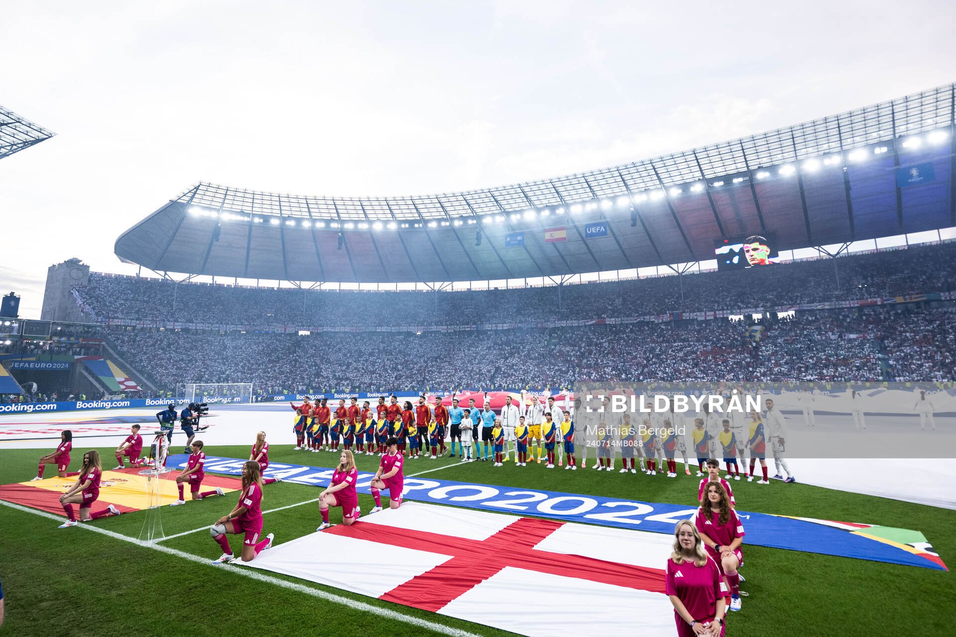 Players of Spain and of England