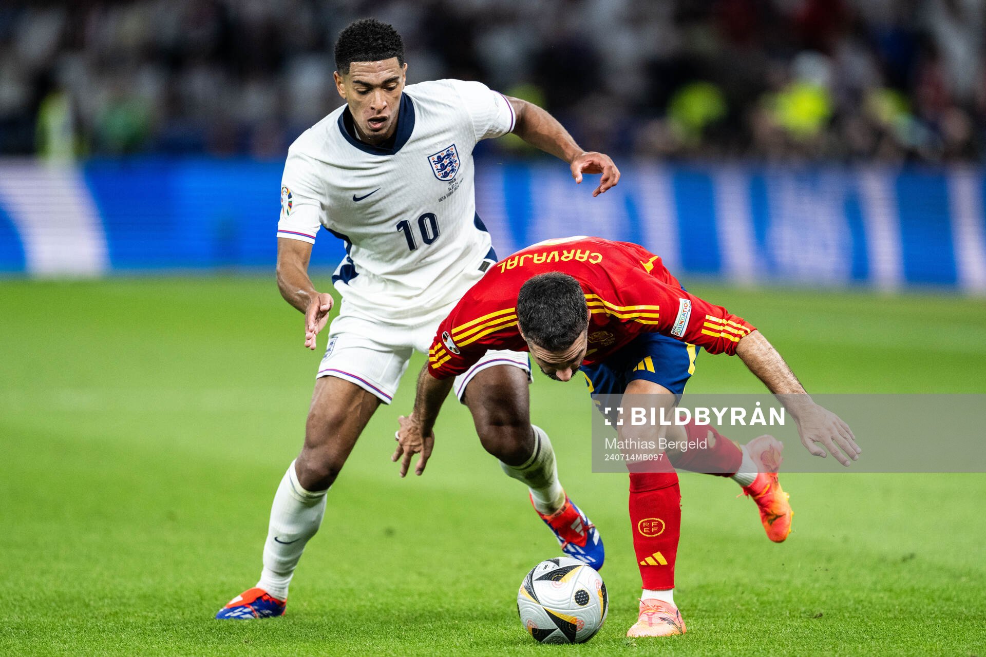 Jude Bellingham of England and Daniel Carvajal of Spain