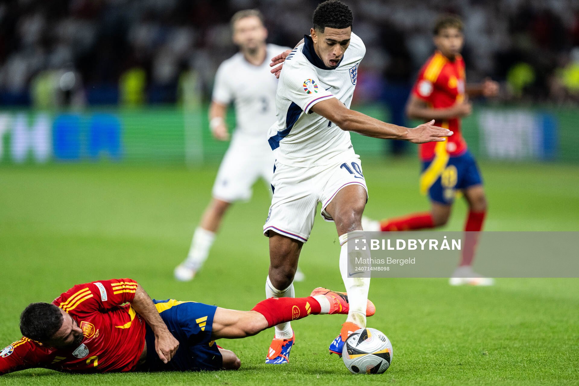 Daniel Carvajal of Spain and Jude Bellingham of England