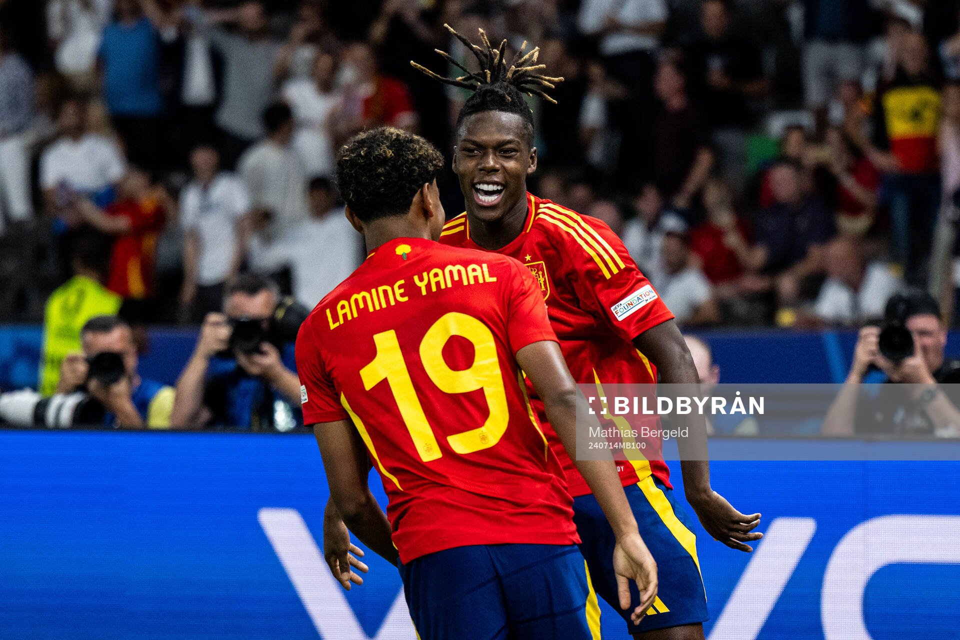 Nicholas Williams of Spain celebrates with Lamine Yamal