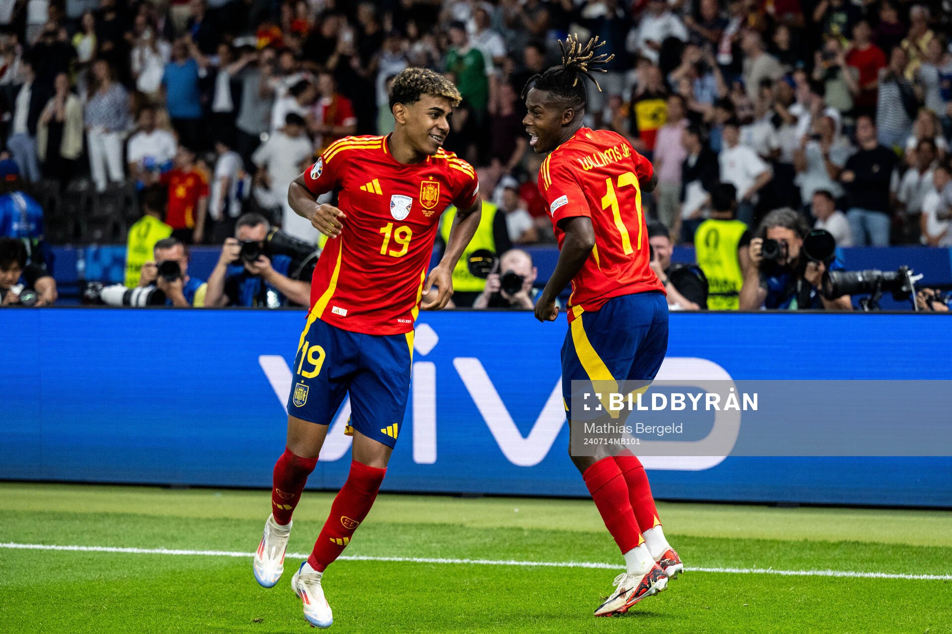 Nicholas Williams of Spain celebrates with Lamine Yamal