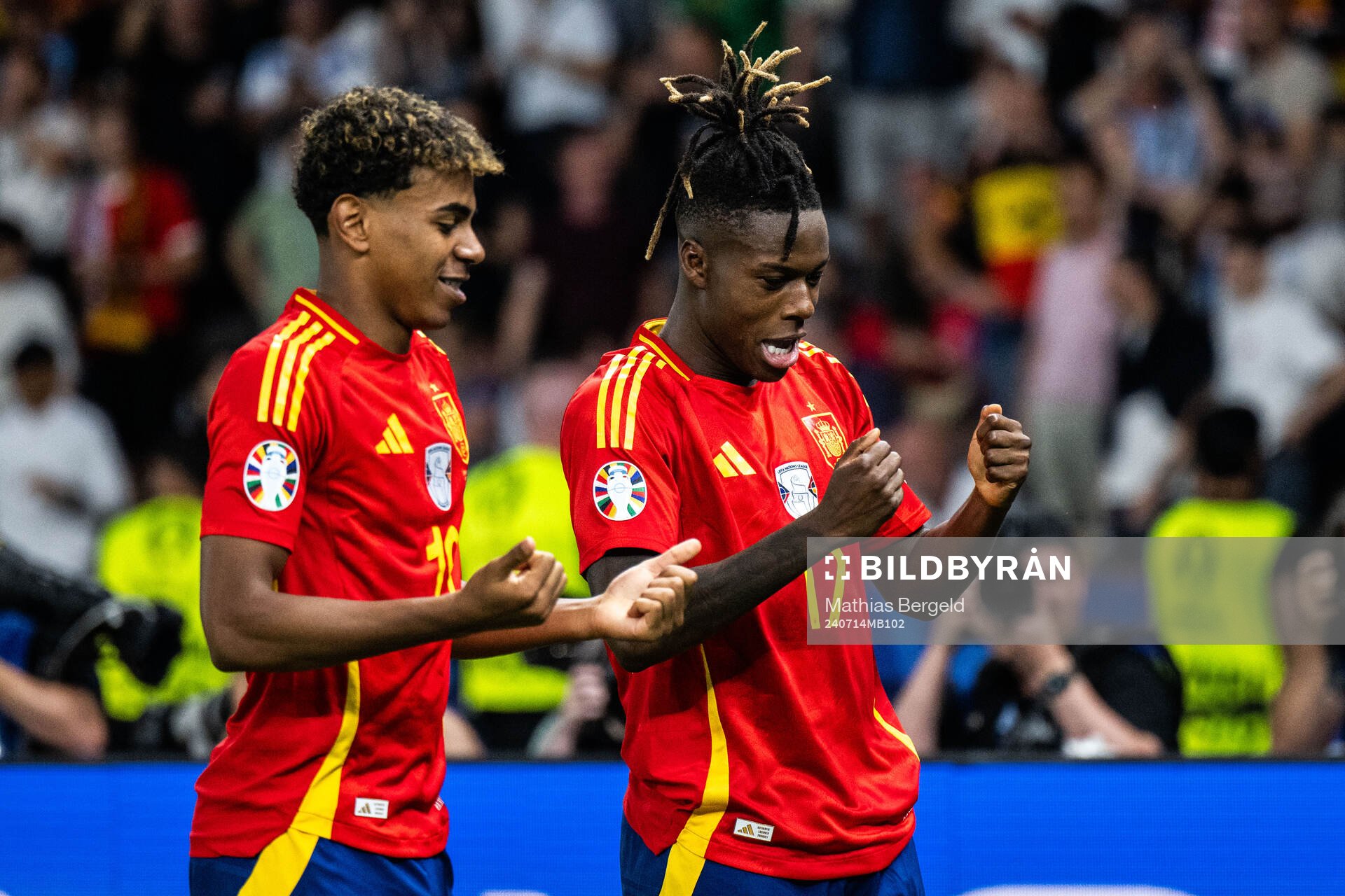 Nicholas Williams of Spain celebrates with Lamine Yamal