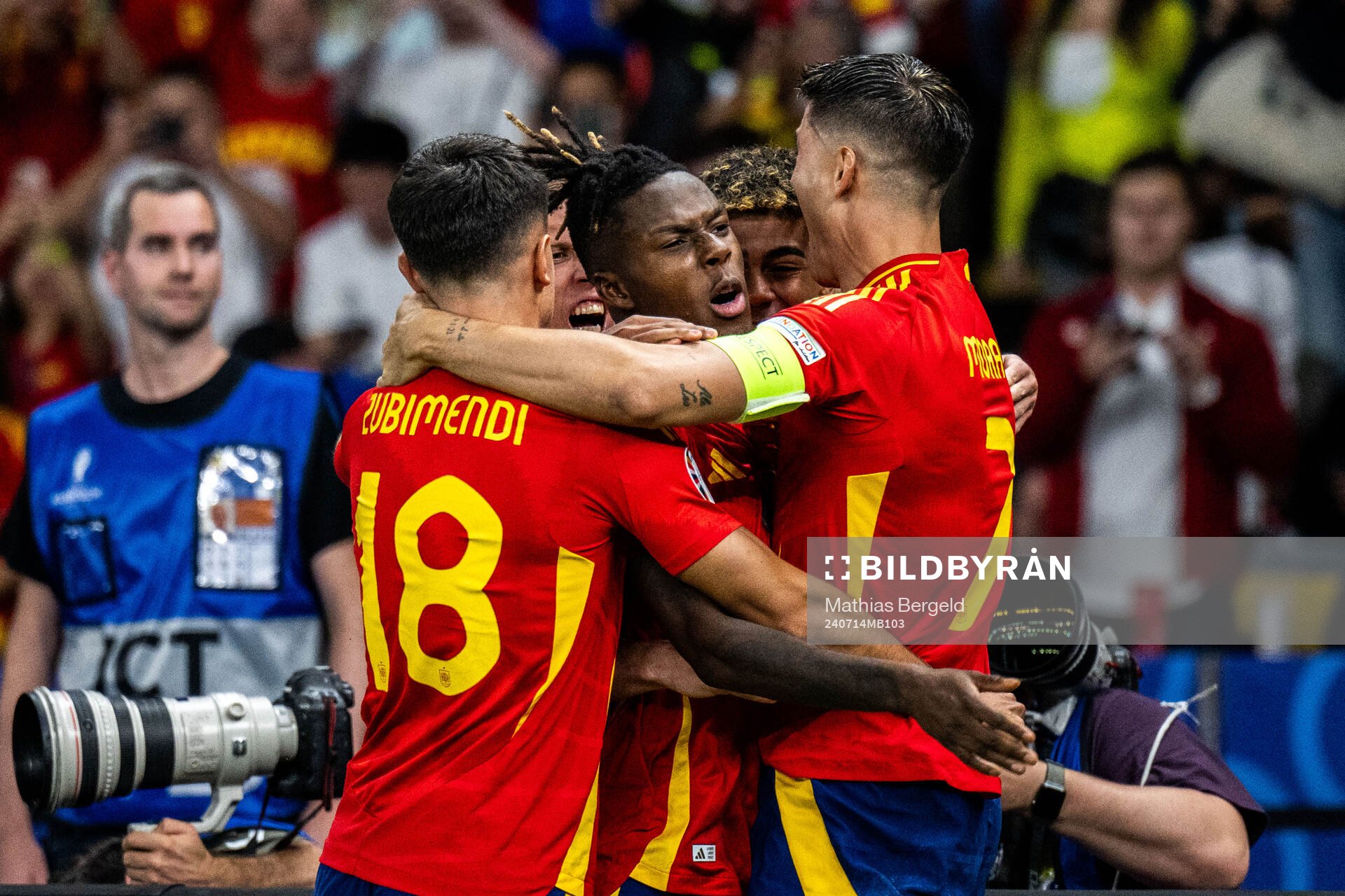 Nicholas Williams of Spain celebrates with team mates