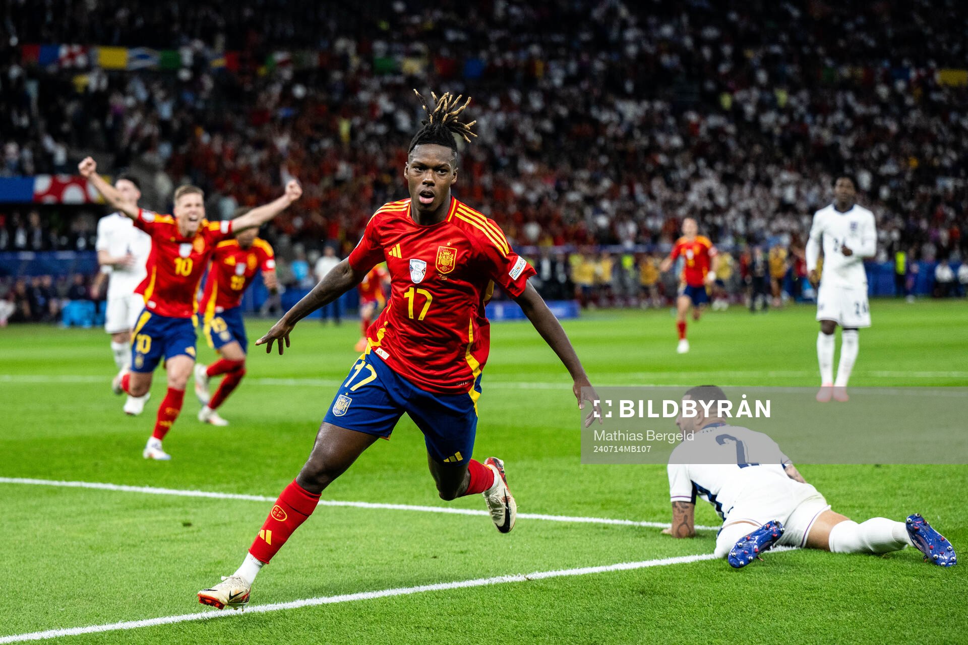 Nicholas Williams of Spain celebrates and Kyle Walker of