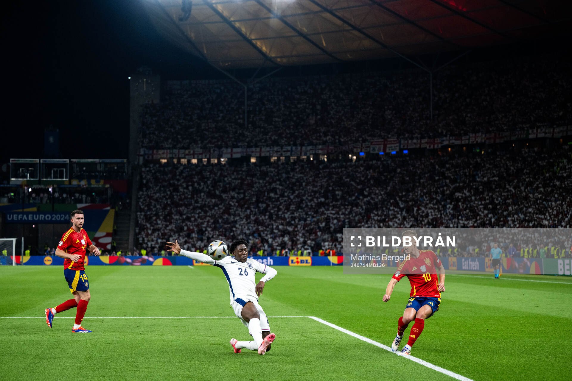 Kobbie Mainoo of England and Daniel Olmo of Spain