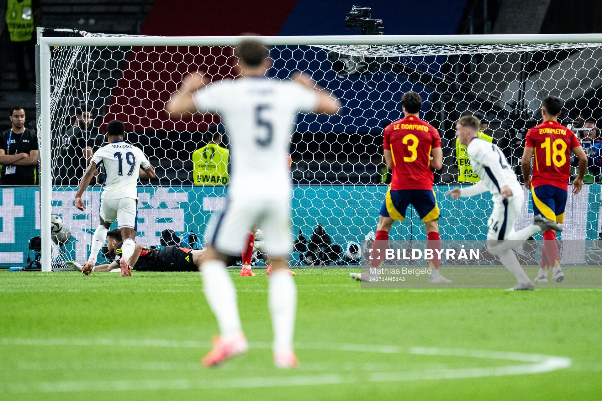 Cole Palmer of England 1-1 behind goalkeeper Unai Simon
