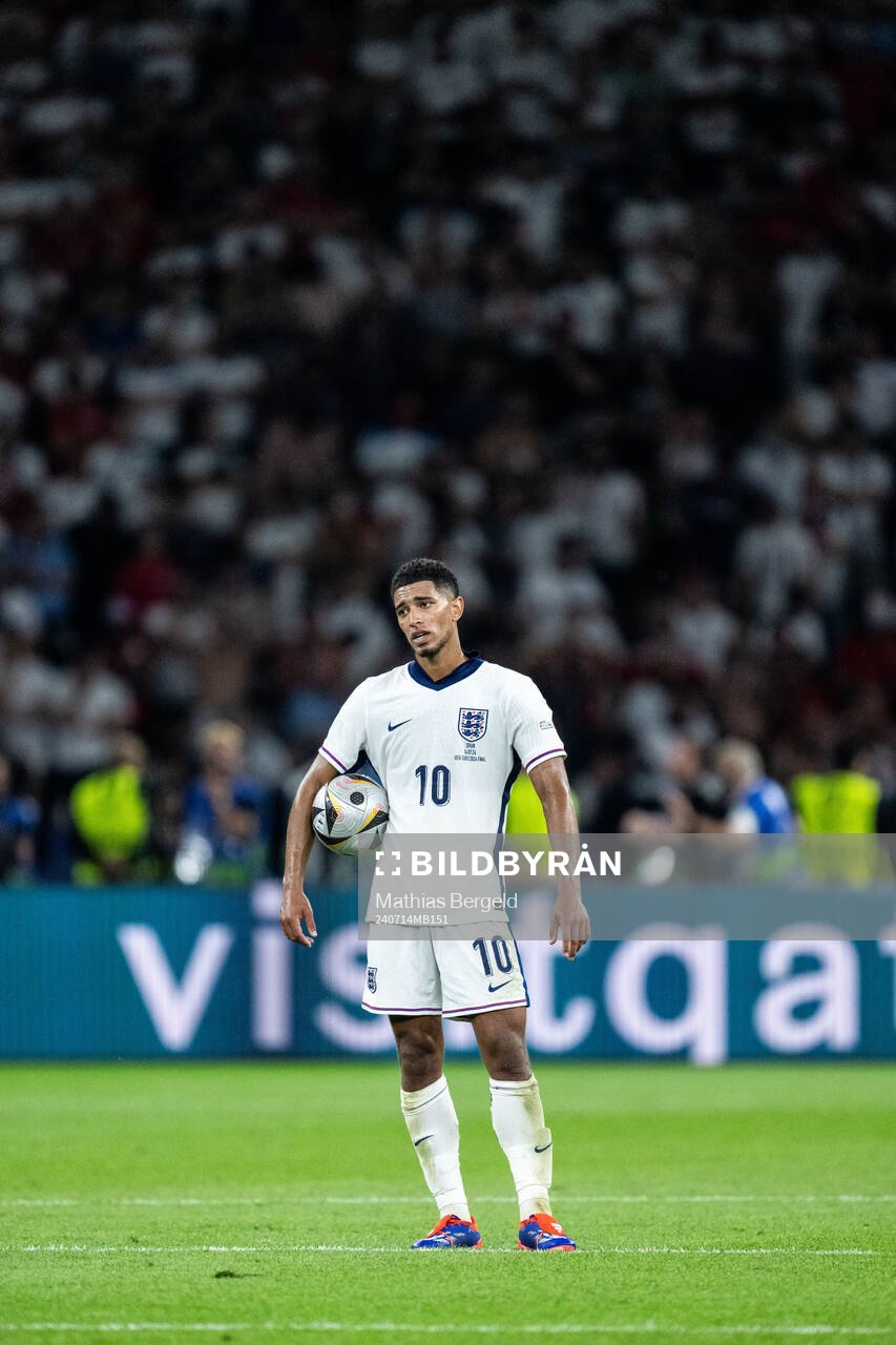 Jude Bellingham of England looks dejected