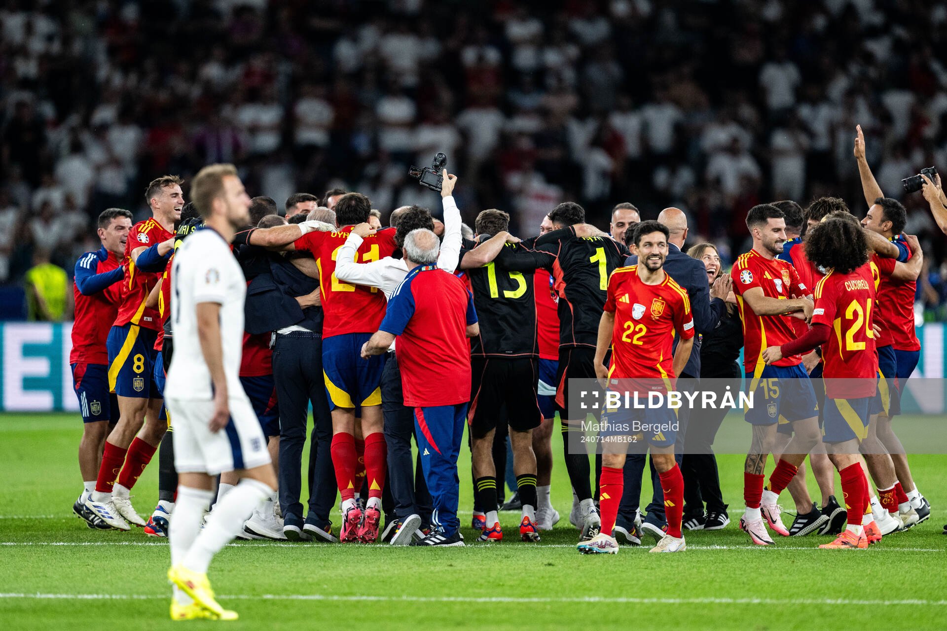 Players of Spain celebrate