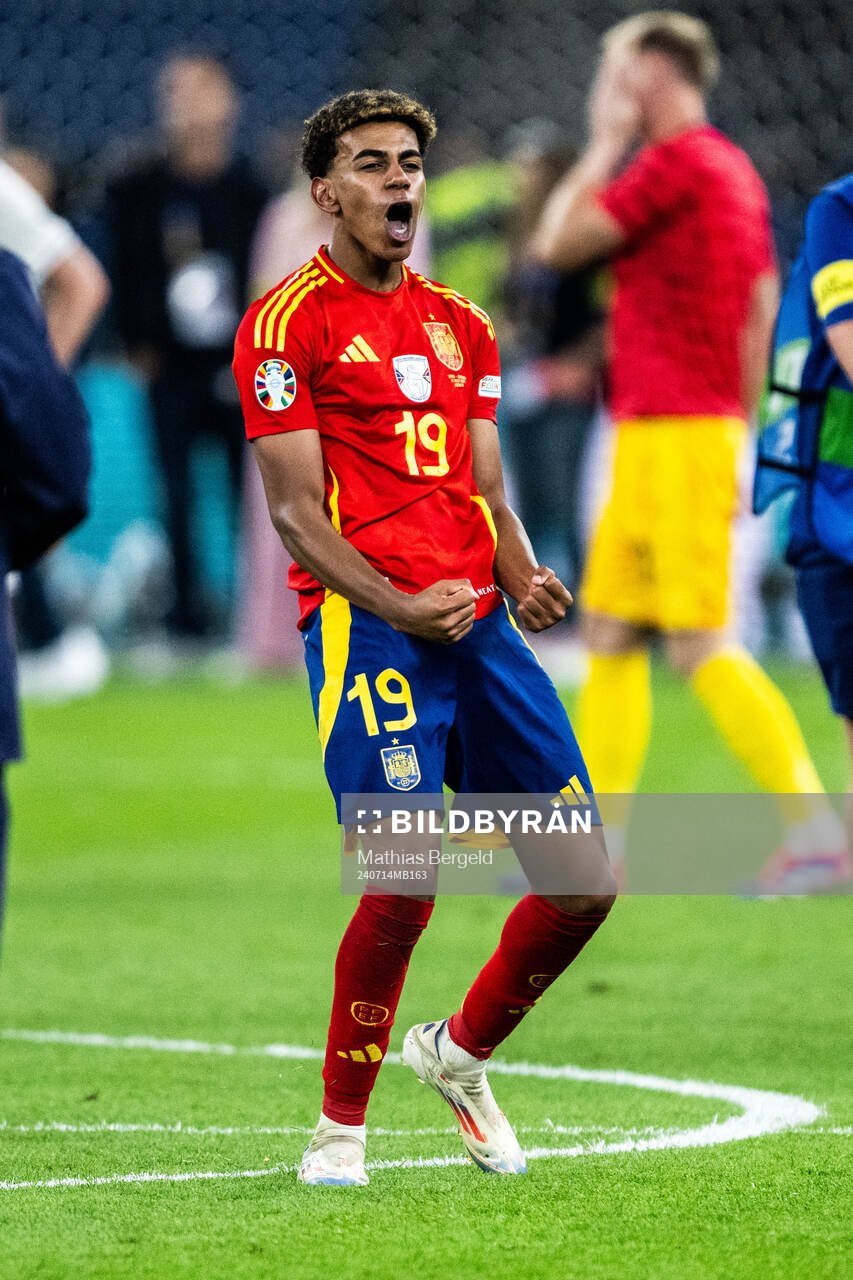 Lamine Yamal of Spain celebrates