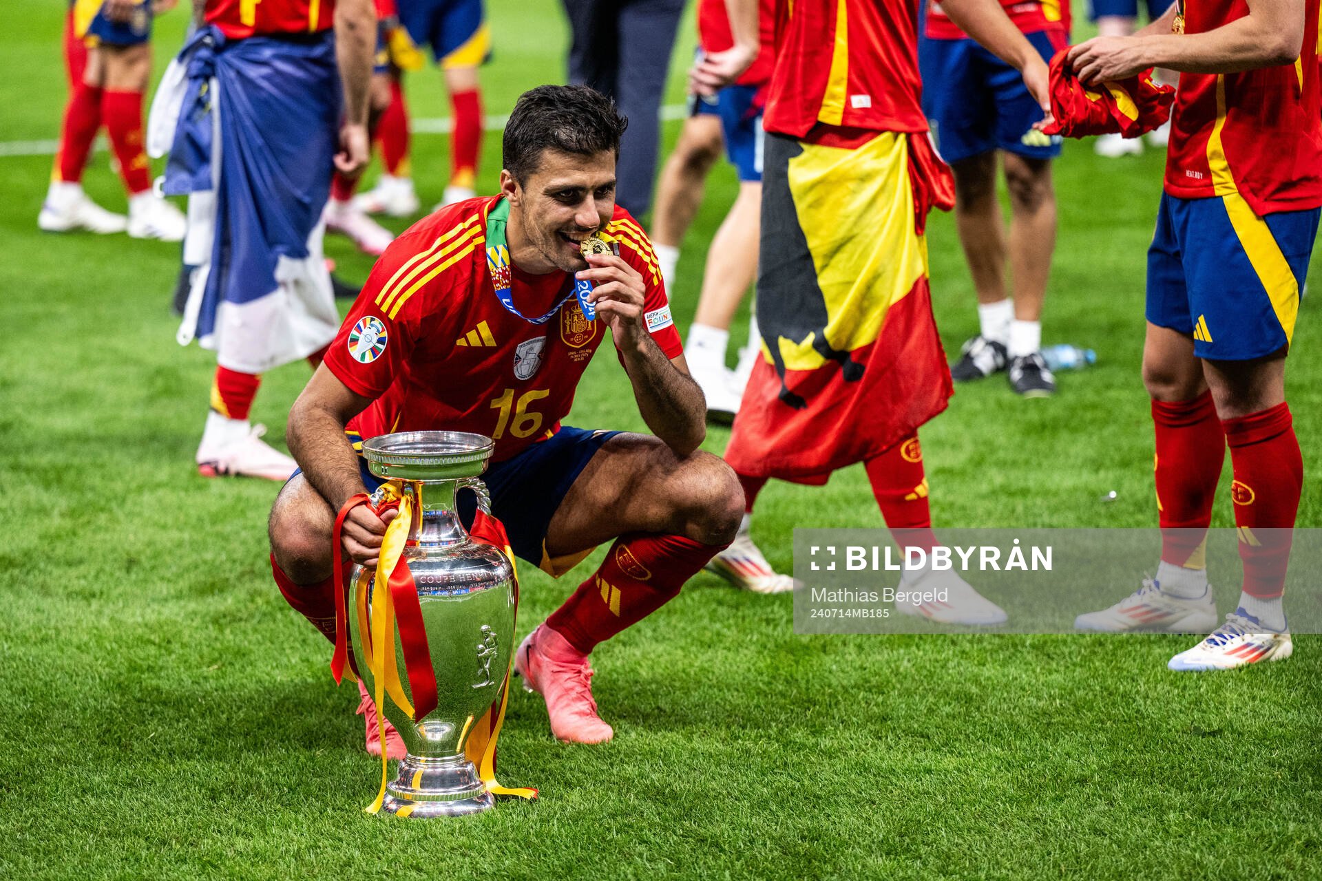Rodrigo Hernandez of Spain celebrates with the trophy