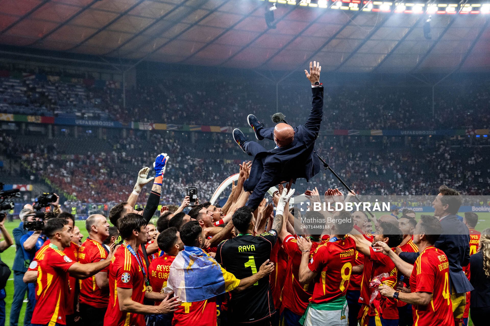 Players of Spain celebrate with head coach Luis De La Fuente