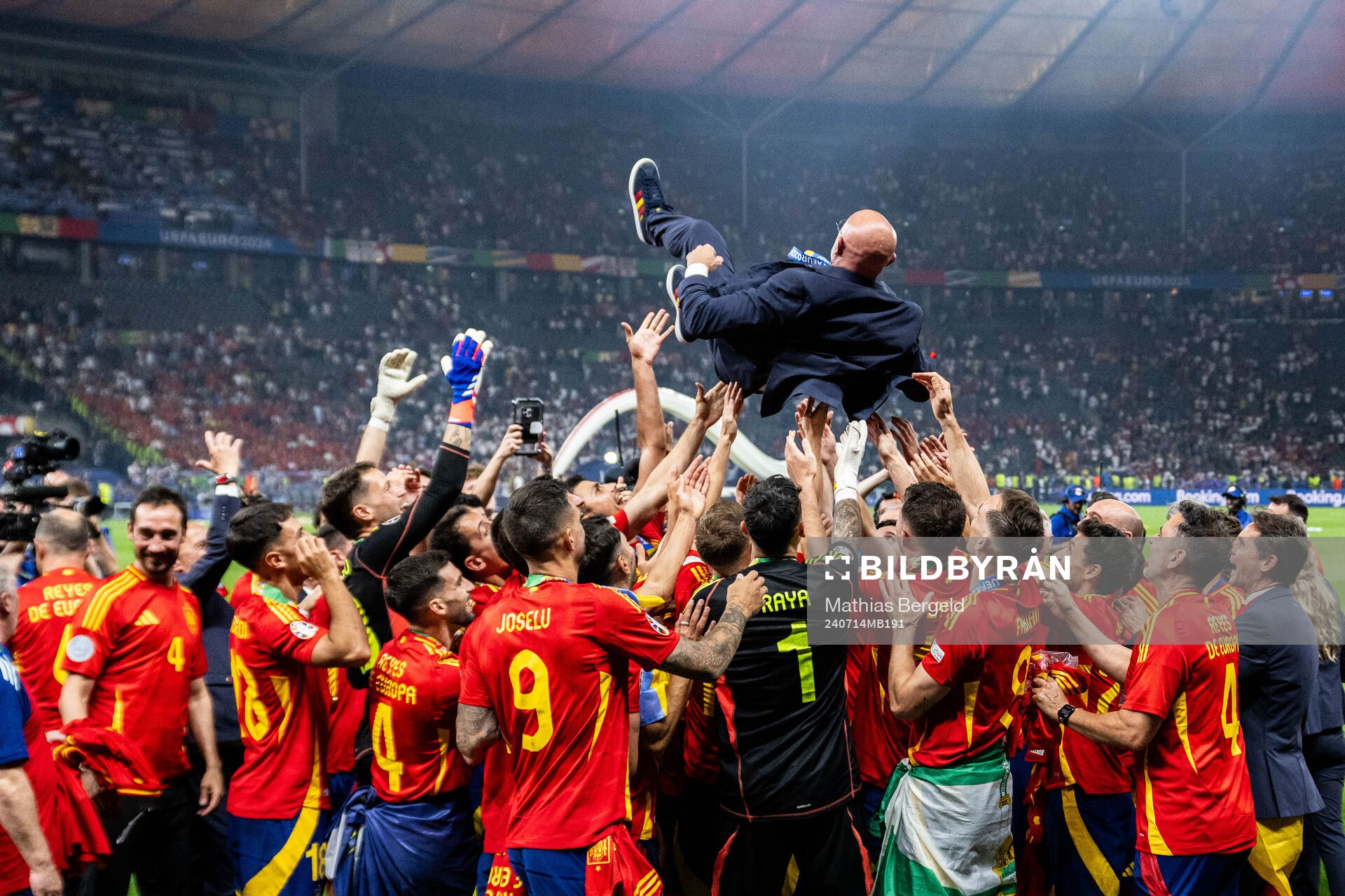Players of Spain celebrate with Head coach Luis De La Fuente after the UEFA Euro 2024 Football Championship final between Spain and England on July 14, 2024 in Berlin.