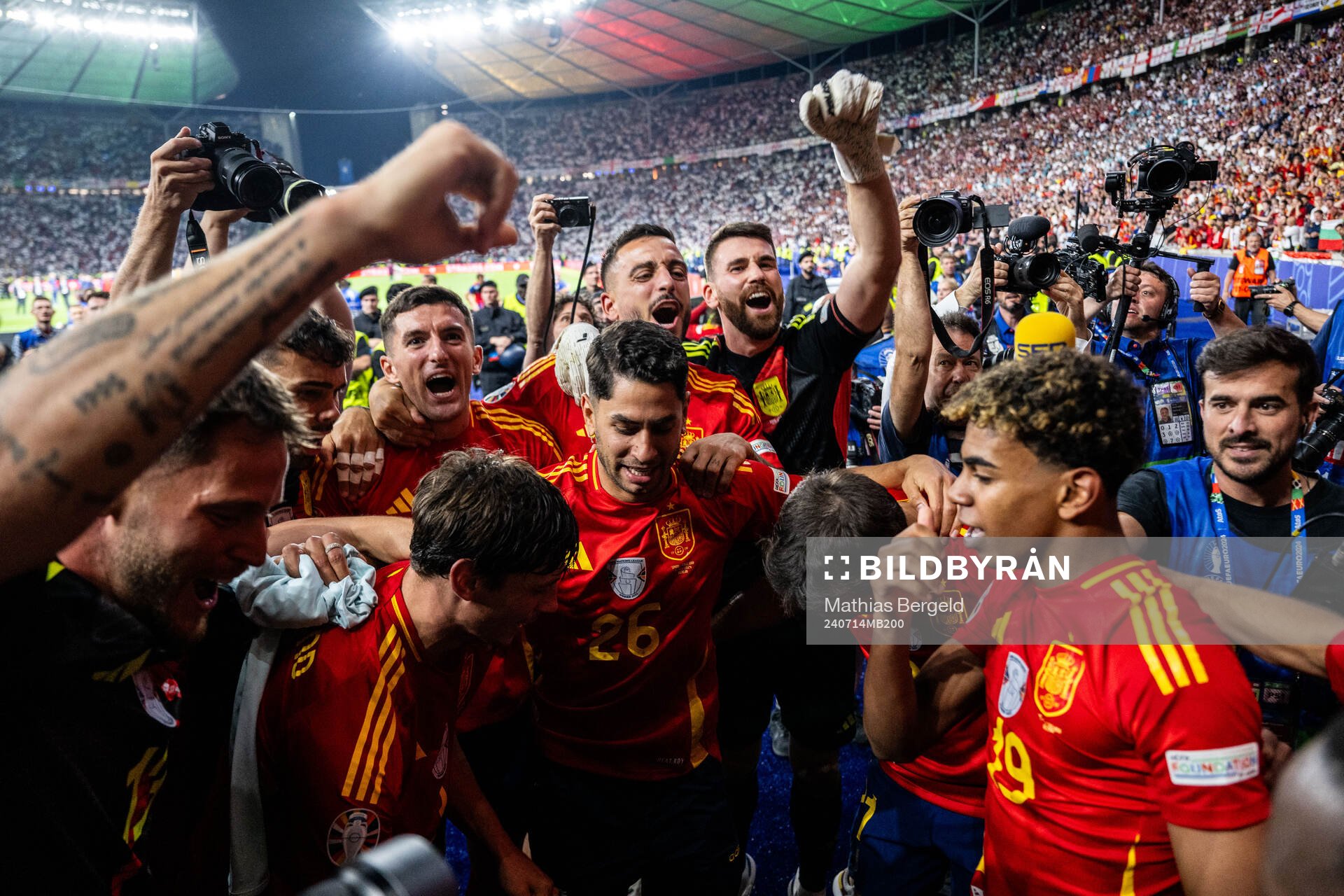 Players of Spain celebrate