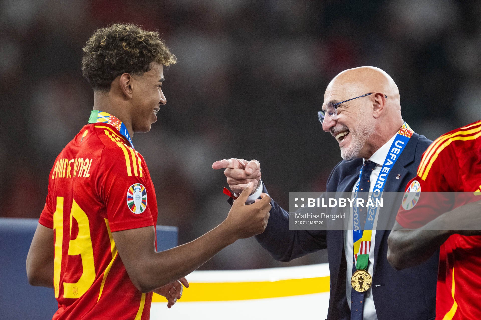 Lamine Yamal and head coach Luis De La Fuente of Spain