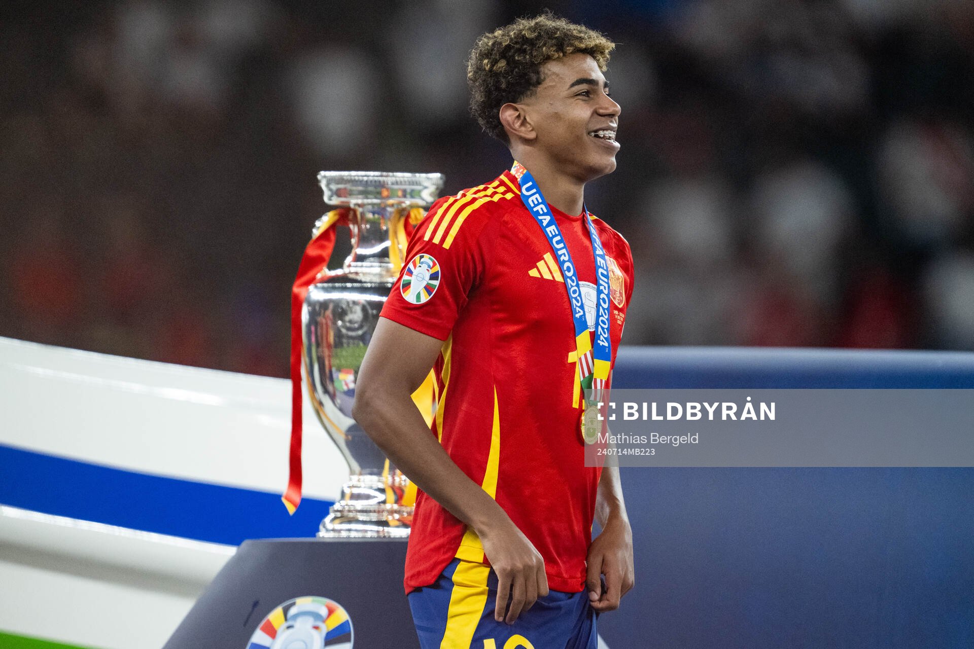 Lamine Yamal of Spain celebrates