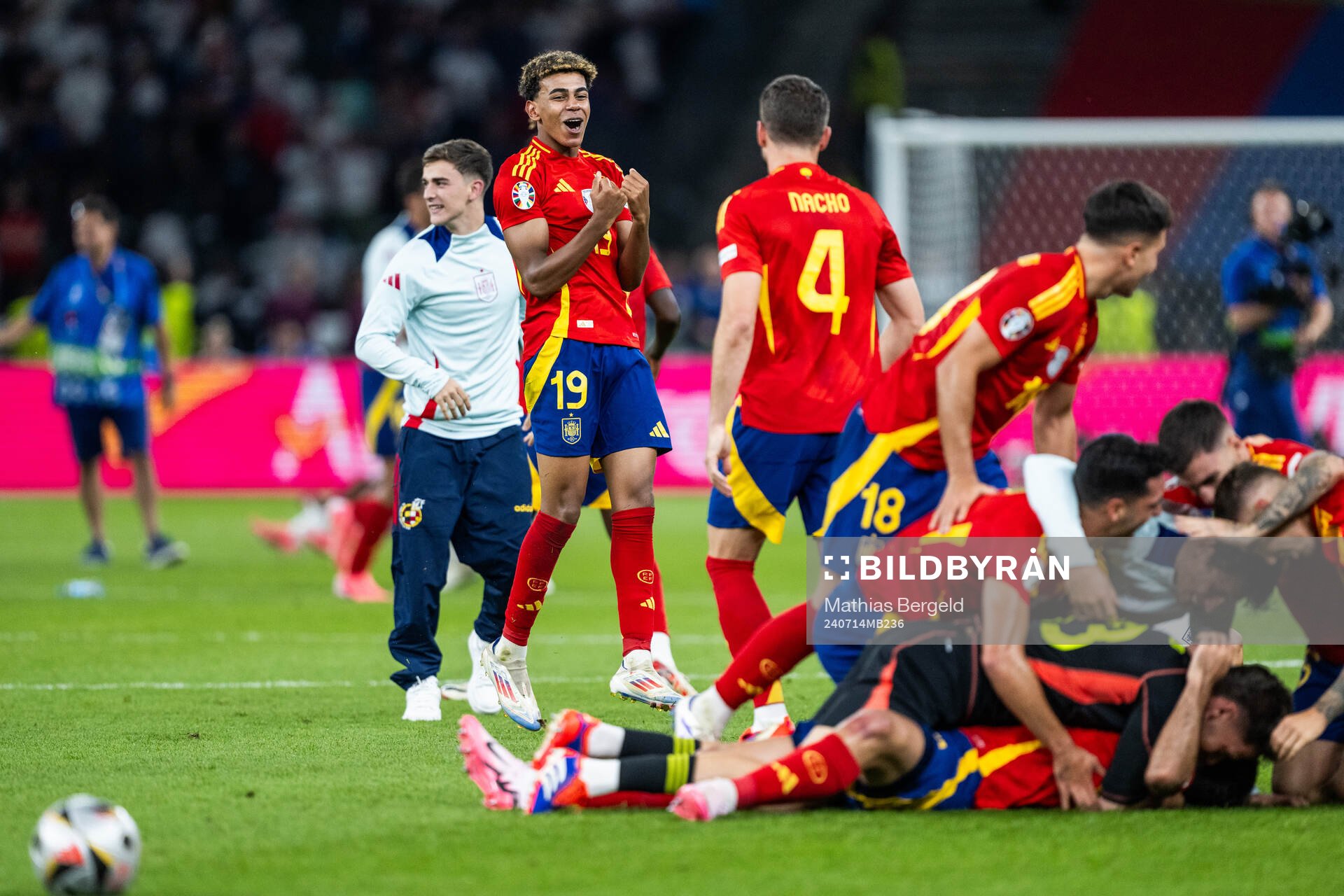 Lamine Yamal of Spain celebrates