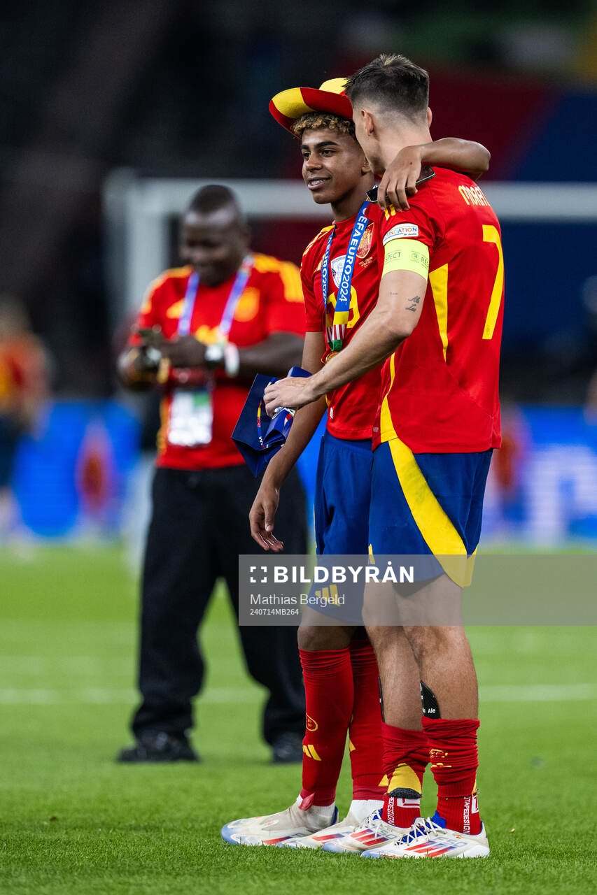 Lamine Yamal and Alvaro Morata of Spain celebrates