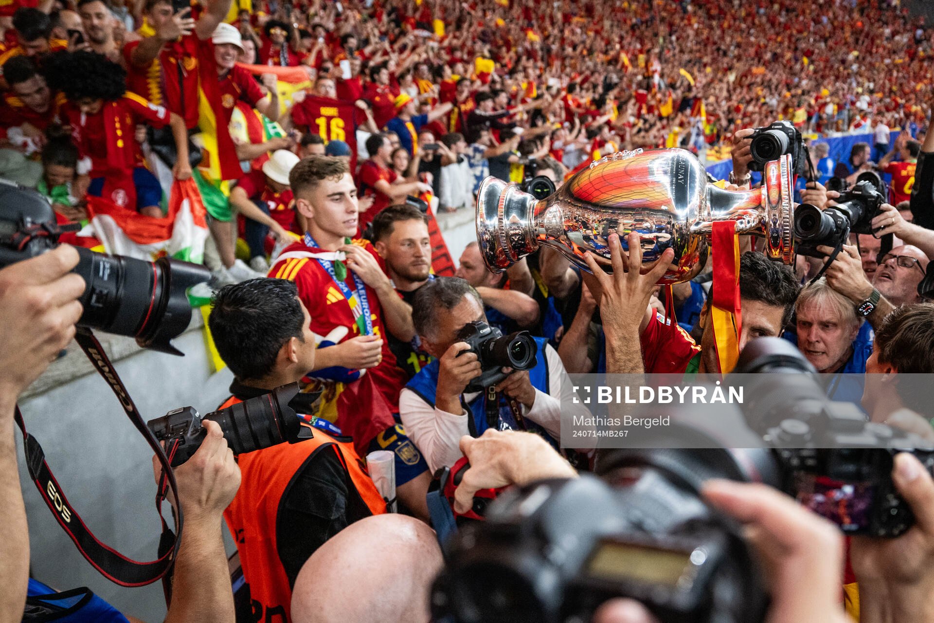 Rodrigo Hernandez of Spain celebrates with the trophy
