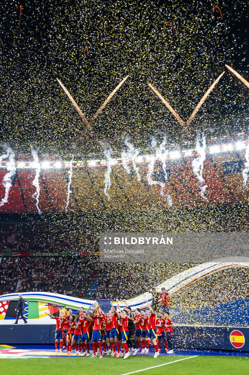 Players of Spain celebrate with the trophy