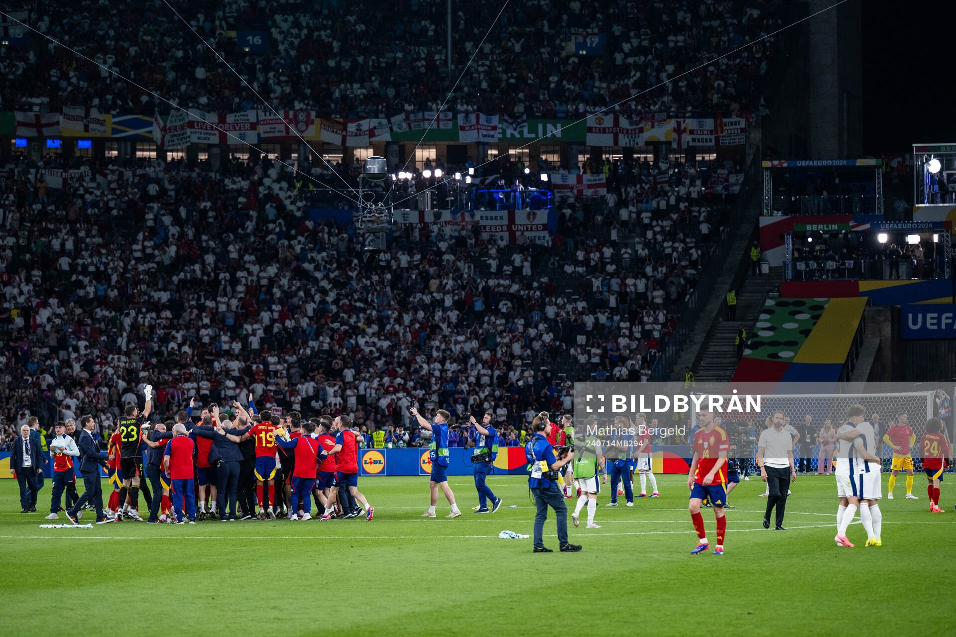 Players of Spain celebrate