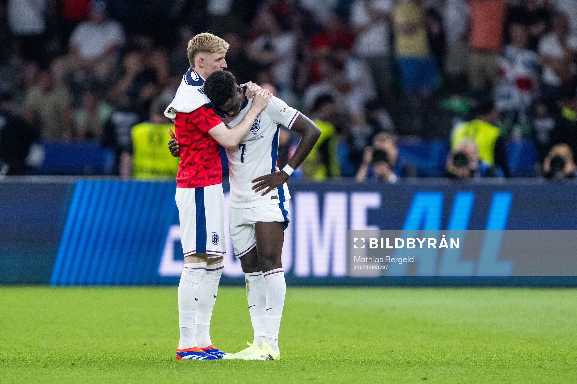 Anthony Gordon and Bukayo Saka of England look dejected