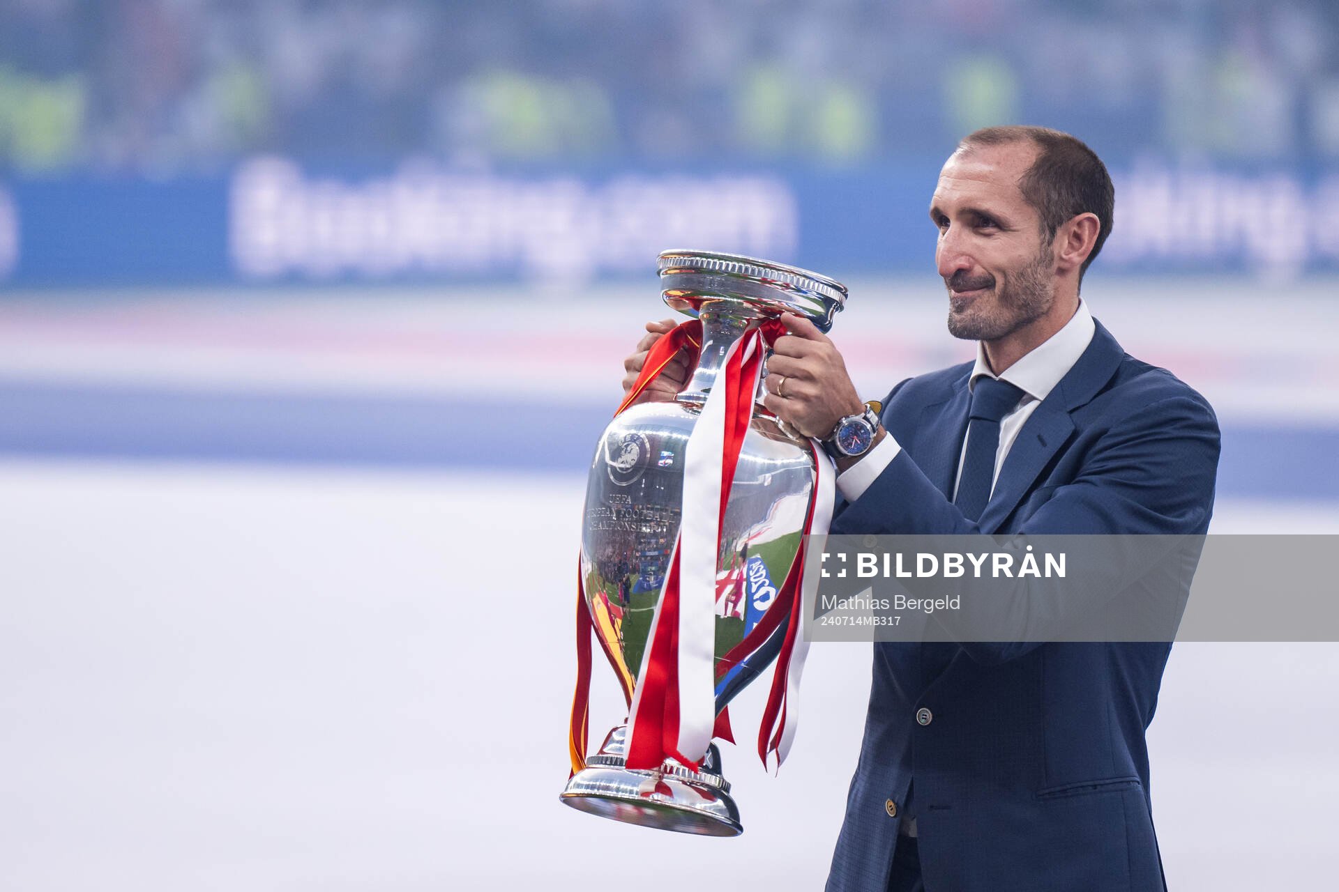 Giorgio Chiellini, former player of Italy with the trophy