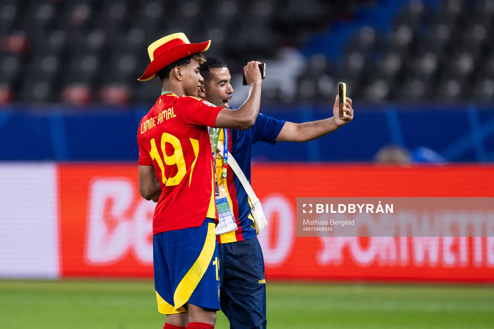 Lamine Yamal of Spain celebrates with his father Mounir