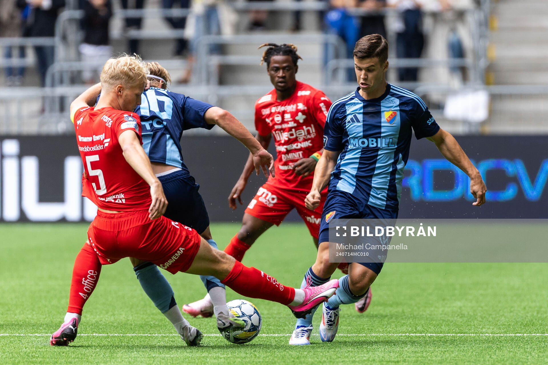 Värnamos Victor Larsson och Djurgårdens Samuel Dahl
