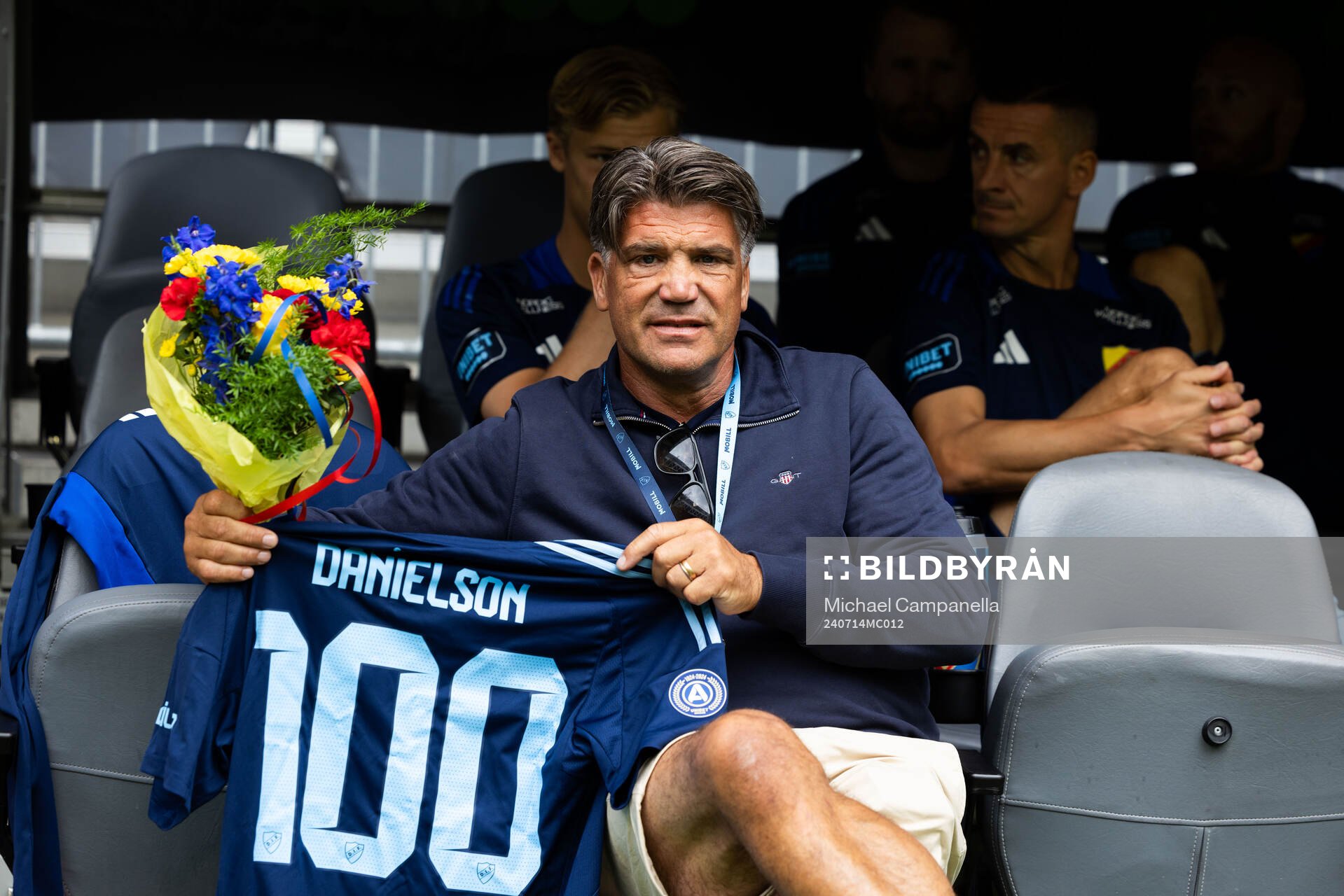 Djurgårdens sportchef Bosse Andersson med en tröja som